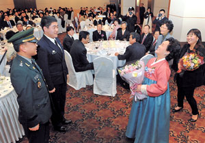 대구가톨릭대학교 총동창회 정기모임에서 ROTC 임관 후배들이 선배들에게 감사의 꽃다발을 증정하고 있다. 대구가톨릭대 총동창회 제공.