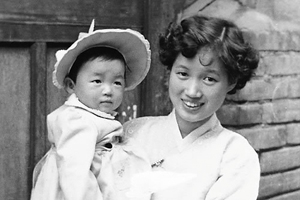 지난해 등단 40주년을 맞았던 작가 박완서 씨가 22일 오전 담낭암 투병 중 별세했다. 사진은 젊은 시절 아기를 안고 밝게 웃는 모습.