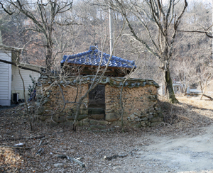 팔조령 윗마을의 성황당.