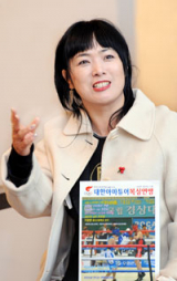 성민애 한국스포츠저널 대한아마추어복싱연맹 발행인이 지난달 발간된 첫 계간지에 대해 설명하고 있다.