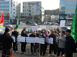 구미 장천면 상림리 주민 50여 명은 21일 구미시청 앞에서 건설폐기물 중간처리장 허가 철회를 주장하며 항의집회를 열었다. 구미·전병용기자 yong126@msnet.co.kr