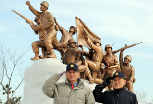 연제근 특공대의 활약상을 기리기 위해 지난해 포항시가 남구 해도공원에 만든 특공대 동상. 이곳을 찾은 대한민국 6·25참전유공자회 포항시회 최봉소(오른쪽) 회장과 이춘술 사무국장이 거수경례를 하고 있다. 이채근기자