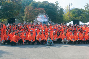 경주중·고 동문회 가족들이 매년 10월 정기 남산등반에 앞서 기념촬영을 했다. 경주중·고 총동창회 제공.