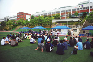 경주중·고등학교 동문들이 모교에서 체육대회를 열고 있다. 경주중·고 총동창회 제공.