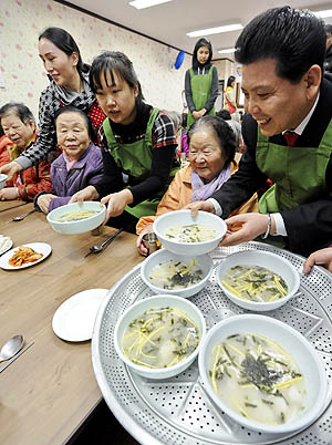 27일 낮 대구시 달서구 신당동 성서종합사회복지관에서 결혼이주여성들과 성서경찰서 외국인 인권상담위원들이 어르신들에게 떡국을 대접하고 있다. 우태욱기자 woo@msnet.co.kr