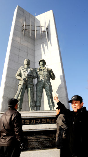 포항시 북구 용흥동 학도의용군전승기념관 뒷산에 있는 전적비 앞에서 학도의용군회 포항지회 김두석 부회장이 당시 전투 상황을 설명하고 있다.