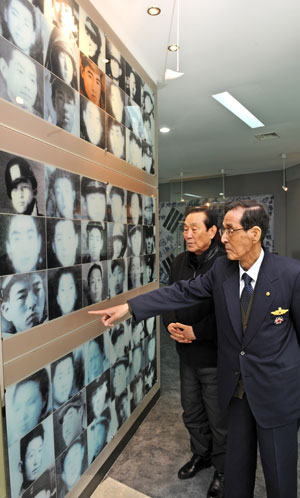 학도의용군전승기념관에 마련된 참전 학도의용군 사진 앞에서 학도의용군회 포항지회 최기영(오른쪽) 회장과 김두석 부회장이 자신들의 사진을 바라보고 있다.