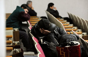 이달 10일 오후 대구중앙도서관 시청각실에서 노숙자으로 보이는 사람들이 잠을 자고 있다. 우태욱기자 woo@msnet.co.kr