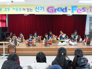 학생과 교사들이 참여하는 축제형 졸업식이 잇따라 열려 눈길을 끌고 있다. 사진은 구미 양포초등학교와 신기초등학교의 졸업식 모습.