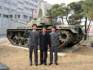 군무원인 아버지를 따라 형제가 나란히 대구과학대학 국방기술행정과에 입학해 화제다. 사진 왼쪽부터 형 영국 씨, 아버지 정완석 씨, 동생 영걸 씨.