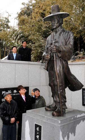 나라가 무너지던 그때처럼 진눈깨비가 흩날리던 신묘년 정월 구미시 임은동 왕산 허위 기념공원에 세운 왕산의 동상을 찾은 장손자 허경성(아래쪽 왼쪽) 씨. 그 옆으로 김교홍 왕산기념관장, 권삼문 구미시 학예연구사. 위쪽 왼편이 왕산의 일족인 허복 구미시의회 의장이고 그 옆은 이길수 왕산기념관 사무국장.