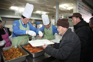 조봉래 포항제철소장이 포항 해도동 포스코 무료급식소에서 배식 봉사활동을 하고 있다. 포스코 제공