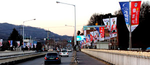 프로축구 상주 상무 선수들의 사진을 담은 배너 광고가 상주 시내를 가득 메우고 있다. 상주 상무 제공