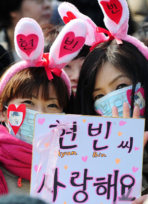 7일 포항 해병대에 입소하는 현빈을 보기 위해 포항에 온 일본인 팬들이 