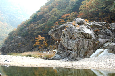 거북이가 머리를 내밀고 있는 모습을 닮았다고 해서 이름 붙여진 거북바위.