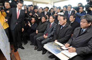 동남권 신공항 입지 선정 결과 발표를 앞둔 25일 오전 경남 밀양 후보지 현장실사를 위해 현장을 방문한 신공항 입지평가위원들에게 경남도 관계자가 입지조건을 설명하고 있다. 이채근기자 mincho@msnet.co.kr