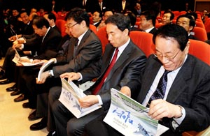 5일 밀양시청 대강당에서 열린 동남권 신공항 밀양후보지에 대한 설명회에서 평가위원들이 전문가의 의견을 청취하고 있다. 이채근기자 mincho@msnet.co.kr