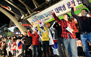 정부의 동남권 신공항 백지화 움직임과 관련해 지역민들의 반발이 거세게 일고 있다. 28일 오후 대구 동성로 대구백화점 앞 광장에서 열린 