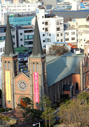 ▲주교좌 계산성당은 천주교 대구대교구의 지난 100년을 상징한다. 이제 대구대교구는 새 시대에 맞는 새로운 100년을 준비하고 있다. 이채근기자 mincho@msnet.co.kr