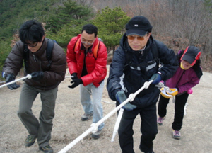 시봉회 허정건(앞줄 오른쪽) 회장은 매월 마지막 주 일요일에 시각장애인들을 위해 산행도우미 봉사를 하고 있다.