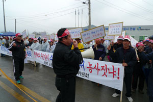 도청이전주민공동대책위원회와 주민 200여 명이 7일 안동시 풍천면 신도시사업단 앞에서 토지