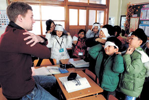 영어 조기 교육론에 대해 찬반 논란이 있음에도 학부모들의 교육열은 식지 않고 있다. 주변에서 자녀에게 조금이라도 빨리, 많이 시키려는 이들을 보면 일찌감치 사교육에 기대려는 생각을 더욱 떨치기 어렵다. 사진은 지역 한 초교의 영어 수업 모습. 매일신문 자료실