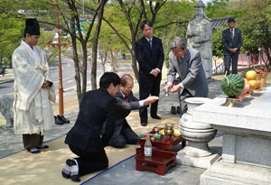 15일 대구 망우공원 임란호국영남충의단에서 임란호국영남충의단보존회 회원들이 영남의병들의 정신을 기리는 고유제를 올리고 있다. 성일권기자 sungig@msnet.co.kr