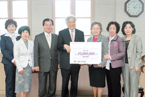 계명문화대에 교수, 교직원, 인근 업체 등의 장학금 기부가 확산되고 있다. 사진은 최근 1천만원을 기부한 계명부인회.