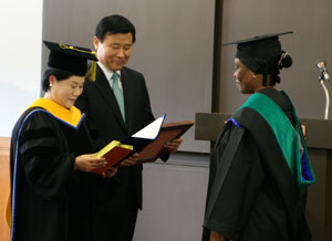 김향자 경운대 총장과 김재홍 구미부시장이 새마을교육을 받은 아프리카 지도자들에게 교육수료증을 전달하고 있다. 경운대 새마을아카데미 제공