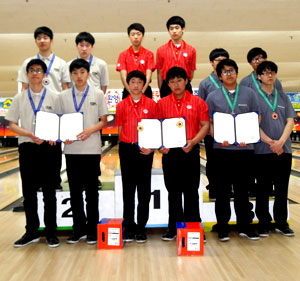 제30회 전국볼링선수권대회 남중부 4인조 경기에서 우승한 대구 도원중(가운데 4명) 선수들이 시상식에서 포즈를 취했다. 대구시볼링협회 제공