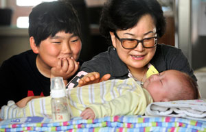 주부 김문억(45) 씨와 아들 동준(13) 군이 위탁아동을 지켜보며 즐거워하고 있다. 우태욱기자 woo@msnet.co.kr