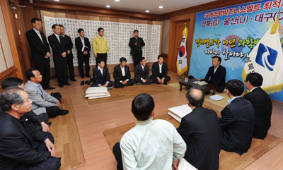 김관용 경상북도지사가 나눠먹기식 정치벨트 논의 중단 등을 요구하며 단식에 돌입하자, 13일 하루 동안 1천 명가량이 위로 방문을 하는 등 지역 각계의 위로 방문 및 지지선언이 잇따르고 있다. 김태형기자 thkim21@msnet.co.kr