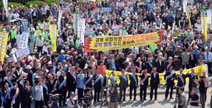 국제과학비즈니스벨트 최종 입지 선정 발표을 하루 앞둔 15일 오후 경상북도청 광장에서 과학벨트유치 범시도민 궐기대회가 열려 시도민들이 