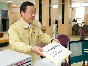 남유진 구미시장이 16일 오전 대구지방법원 김천지원을 찾아가 한국수자원공사를 상대로 손해배상청구 소장을 접수하고 있다.