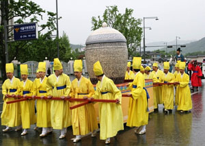 성주군은 제1회 생명문화축제를 앞두고 21일 서울시와 협력사업으로 경복궁 교태전에서 열린 세종대왕자태봉안 재현행사에 참여한 김항곤 군수와 배명호 군의회의장을 비롯한 성주군민들이 태봉안 행렬을 따르며 27일부터 열리는 