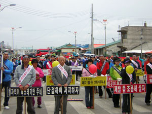 사진설명=울진 죽변발전협의회는 26일 원전안전대책과 8개 대안사업 이행을 촉구하는 성명서를 발표했다. 박승혁기자