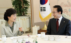 이명박 대통령이 3일 낮 청와대에서 박근혜 전 한나라당 대표와 오찬 회동을 하며 이야기를 나누고 있다. 두 사람은 10개월 만에 만났다. 연합뉴스