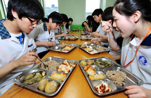 서부고등학교 학생 25명은 54일간 현미채식을 하며 몸과 학습능력 등의 변화를 살펴보는 실험을 진행하고 있다.