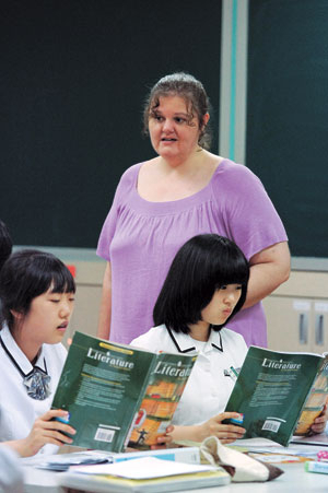 영남삼육중학교 학생들이 원어민교사와 함께 원서로 영어 공부를 하고 있다.