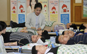 수혈의 안전성 문제와 함께 혈액 공급이 부족해지면서 수혈 대신 약물로 치료하는 무수혈치료에 대한 관심이 차츰 높아지고 있다. 매일신문 자료사진