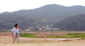 오철환 대구시의원이 유년시절을 보냈던 경북 구미시 도개면 가산리 원흥마을을 둘러보고 있다. 학교가 마을 뒷산 너머에 위치해 아이들은 매일 뒷산을 오르내리며 초등학교를 다녔다. 김태형기자 thkim21@msnet.co.kr