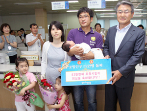 박승호 포항시장(오른쪽)이 9일 흥해읍사무소에서 포항시 인구 52만 명째 되는 아기와 가족들을 격려하고 있다. 포항시 제공