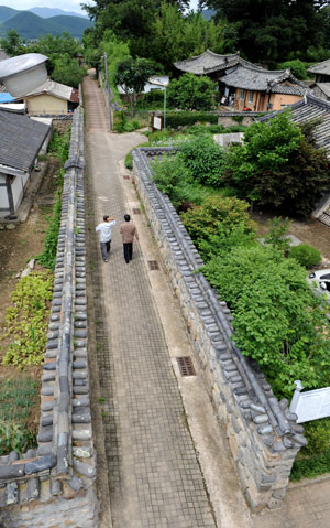 경주 교동의 골목길. 최언경 이후 최부자 후손들이 거닐던 길이다. 이채근기자 mincho@msnet.co.kr