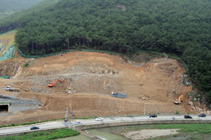 대구 상인~범물 4차순환도로 앞산 용두골절개지 공사현장. 집중호우시 산사태 위험성이 있는 이곳에 차량들이 공사장 아래 도로를 지나고 있다. 정운철기자 woon@msnet.co.kr