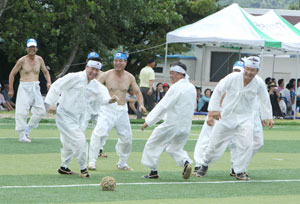 제66주년 광복절을 앞두고 13일 포항 신광중학교에서 열린 신광면민 축구대회에 참가한 포항지역 인사들이 한복을 입은 채 짚신을 신고 짚 축구공을 차는 시범경기를 벌이고 있다.