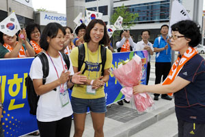 15일 선수촌에 입촌한 한국 대표팀 여자 400m 허들의 손경미(왼쪽부터)와 여자 장대높이뛰기의 최윤희가 환영 나온 서포터스로부터 꽃다발을 받으며 좋아하고 있다. 우태욱기자 woo@msnet.co.kr