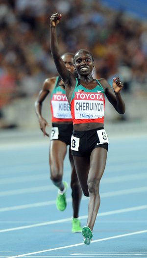 2일 열린 여자 5,000m 결선에서 1위로 결승선을 통과하며 대회 첫 2관왕에 오른 비비안 체루이요트가 손을 번쩍 들어 승리를 자축하고 있다. 정운철기자 woon@msnet.co.kr