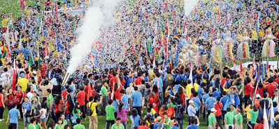 전 세계 70억 명의 축제, 세계 3대 빅 스포츠 이벤트인 2011 세계육상선수권대회가 주경기장인 대구스타디움의 트랙과 필드를 9일 동안 뜨겁게 달구고 대단원의 막을 내렸다. 폐회식이 열린 4일 오후 종이로 만든 꽃이 대구스타디움에 흩날리고 있다. 정운철기자 woon@msnet.co.kr