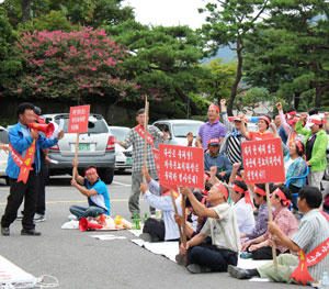 고령군이 다산면 좌학리 하수처리장 부지에 가축분뇨 공공처리시설 건립을 추진하자, 최근 월성리 주민들이 군청에서 시위를 벌였다.