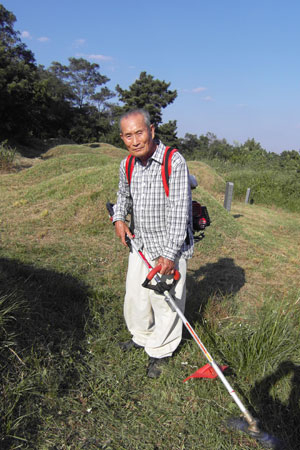 김영수(81) 씨가 부모님 산소 주변의 무연고 분묘나 후손이 찾지 않는 분묘를 60여년 동안 벌초 봉사를 하고 있다. 김진만기자